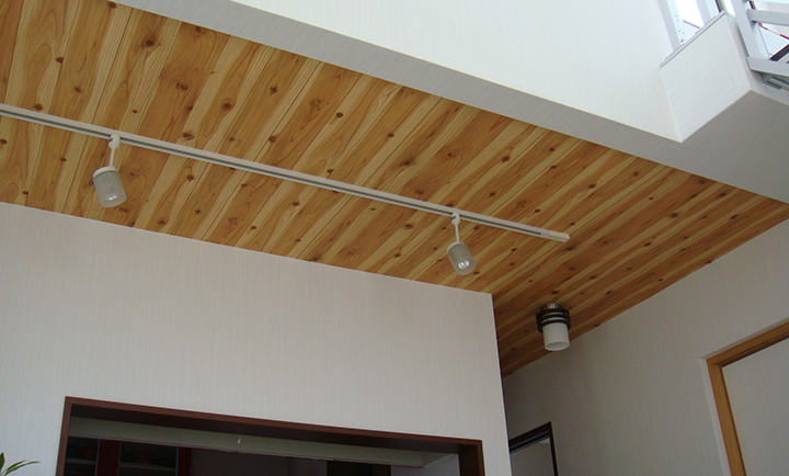 壁と天井に木目調をプラスして温かみを加えたdiy イエチェン