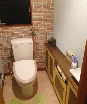 10年経過トイレの壁紙剥がれを暖かな雰囲気のレンガ調にリニューアル イエチェン