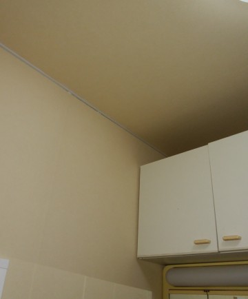 カビが気になる洗面所を天井から壁まで総貼り替えで明るい洗面所に