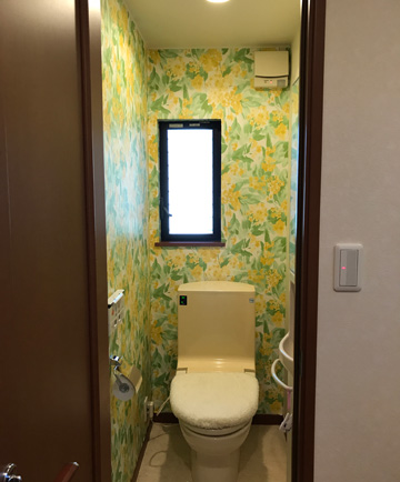 トイレの壁紙を貼り替えdiy 天井も貼り替えて色合いもバッチリ