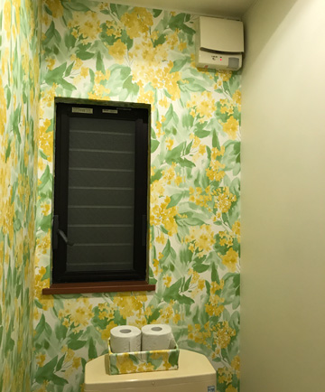 トイレの壁紙を貼り替えdiy 天井も貼り替えて色合いもバッチリ イエチェン