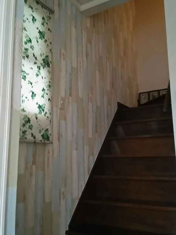 オシャレな木目調壁紙で3階建ての階段周りをイエチェン イエチェン